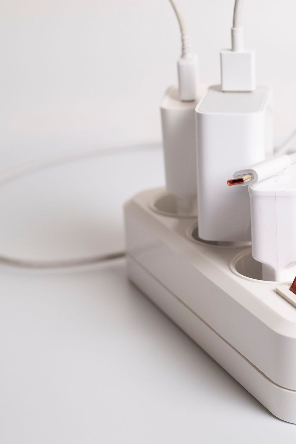 Multiprise avec plusieurs chargeurs branchés